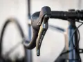 Klamka Shimano Tiagra na kierownicy szosowej. Dowiedz się, jak dobrać szerokość kierownicy szosowej dla optymalnej pozycji.
