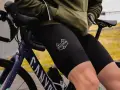 Czarne, dopasowane spodenki rowerowe MARDO z logo na udzie, idealne na długie trasy.