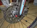 Hamulec tarczowy roweru z mocowaniem **center lock**. Widoczny zacisk Shimano i tarcza DT Swiss.