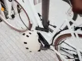 Biały rower z kaskiem i zapięciem. Zapomniałem kod do blokady rowerowej, co teraz?