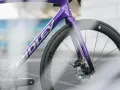 Fioletowy rower Ridley z napędem Ultegra i oponami Vittoria Corsa. Idealne połączenie dla miłośników **najlepszych opon szosowych**.