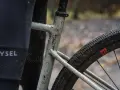 Błotnista opona szytka na rowerze gravelowym, gotowa na przygodę.