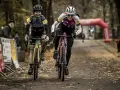 Dwie kolarki ścigają się po szutrowej trasie. To prawdziwy pojedynek gravel vs szosa, gdzie liczy się technika i wytrzymałość.