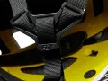 Wewnętrzna część żółtego kasku rowerowego z systemem MIPS. Widoczne paski mocujące z logo FOX.