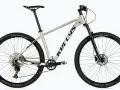 Szary rower Kellys Spider, rower bez amortyzatora, z czarnymi oponami Schwalbe i przerzutkami Shimano.