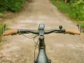Ulepszenia w rowerze: nowe, wygodne chwyty, licznik i dzwonek. Idealny tuning roweru na leśne ścieżki.