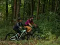 Para jadąca na rowerach MTB przez leśną ścieżkę. Czy to gravel czy mtb, jazda po lesie to czysta przyjemność.