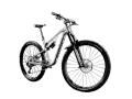 Srebrny rower górski Romet Dagger 2.0 z pełnym zawieszeniem, oponami Michelin Wild Enduro i obręczami DT Swiss M1700. Jedna z wielu marek rowerów.