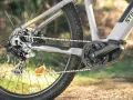 Widok tylnej przerzutki roweru, gotowej do prostowania haka przerzutki.