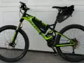 Zielony rower Mondraker z sakwami, gotowy na trasę Wisła 1200.