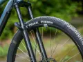 Opona rowerowa "Trail Fiend" z widocznym bieżnikiem, czy to opona drutowa czy zwijana, gotowa na terenowe wyzwania.