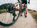Widok z tyłu roweru, zbliżenie na kasetę i przerzutkę. Zastanawiasz się, jak dobrać korbę do roweru?