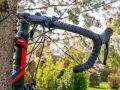 Część kierownicy roweru szosowego z owijką i manetkami, gotowa do bike fittingu.