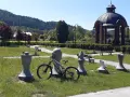 Rower czeka na odkrywanie muszyna tras rowerowych. W tle altana i góry.