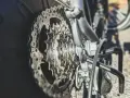 Zbliżenie na kasetę rowerową. Dowiedz się, jak rozpiąć łańcuch rowerowy, by samodzielnie dokonać naprawy.