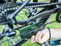 Czyszczenie łańcucha rowerowego za pomocą specjalnego narzędzia. Dowiedz się, jak napiąć łańcuch w rowerze, by jazda była płynna.