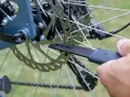 Dysk hamulcowy roweru, część mechanizmu hamulcowego. Różne rodzaje hamulców rowerowych zapewniają bezpieczeństwo.