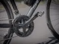 Mechanizm korbowy roweru z widoczną numeracją przerzutek Shimano.
