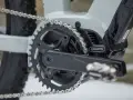 Czyszczenie łańcucha rowerowego to klucz do płynnej jazdy. Widoczny mechanizm korbowy z napędem Bafang i metalowy łańcuch.