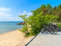 Rowerowe wyprawy po kujawsko-pomorskim wybrzeżu. Plaże, lasy i czyste powietrze czekają na odkrycie.