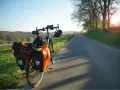 Rower z sakwami gotowy na długie trasy. Idealny wybór, by odkrywać świat.