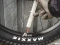Rękawiczki i strzykawka z mleczkiem do opony tubeless.