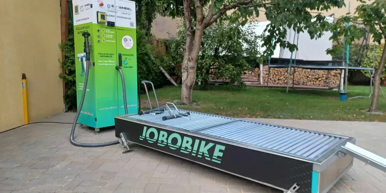 Stacja do mycia rowerów z podjazdem JOBOBIKE. Gotowy do mycia roweru na myjni.
