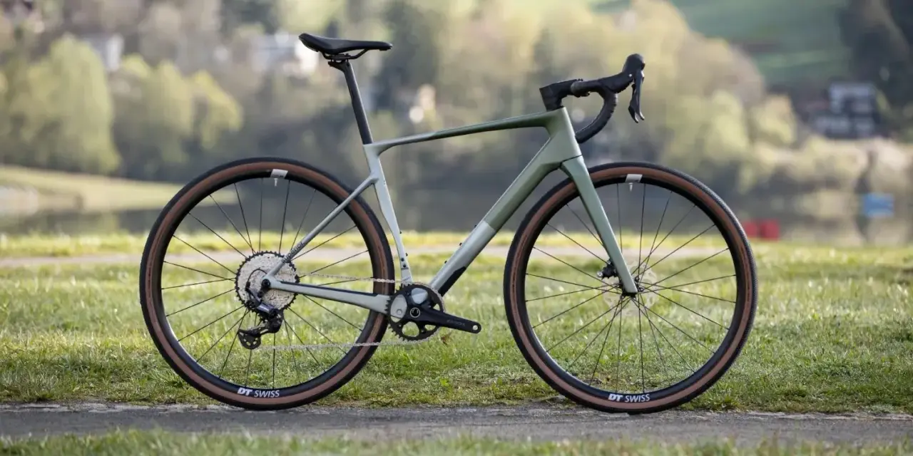 Nowy rower gravel w kolorze oliwkowym, gotowy na przygodę. Idealny na szutrowe drogi i leśne ścieżki, ale sprawdzi się też jako rower trekkingowy.