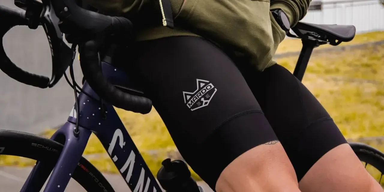 Czarne, dopasowane spodenki rowerowe MARDO z logo na udzie, idealne na długie trasy.
