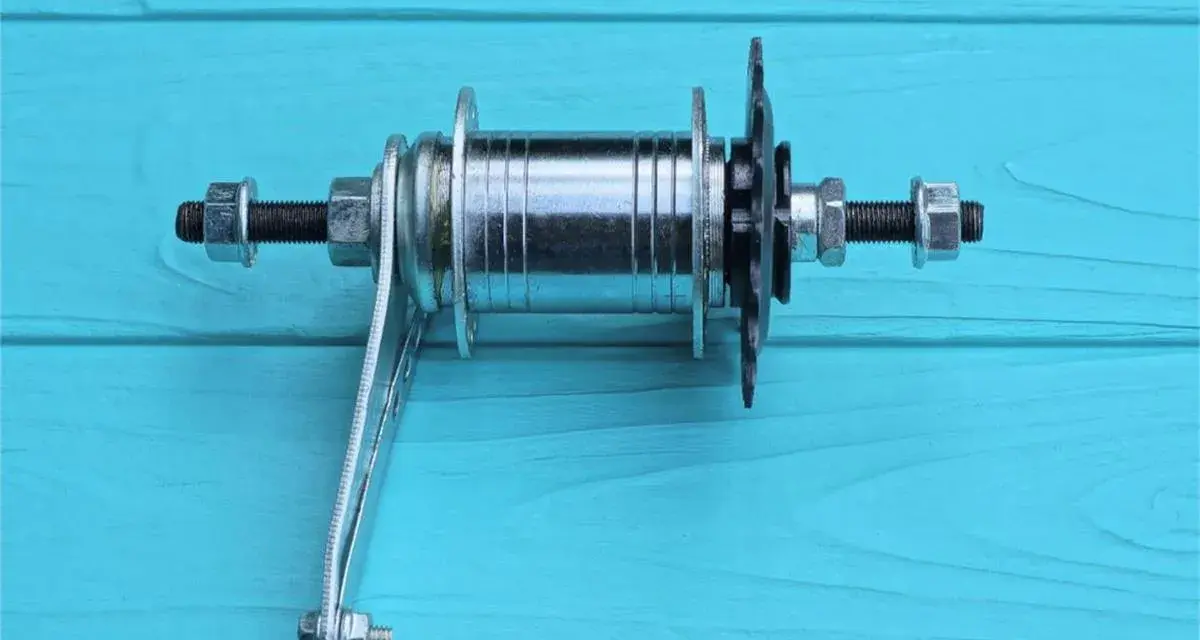 Bębenek piasty rowerowej Shimano SIS z zębatkami i nakrętkami, gotowy do montażu.