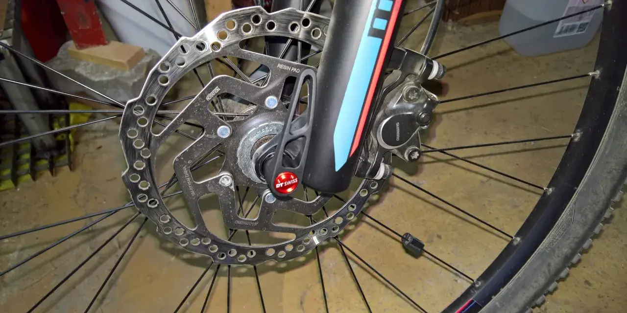 Hamulec tarczowy roweru z mocowaniem **center lock**. Widoczny zacisk Shimano i tarcza DT Swiss.