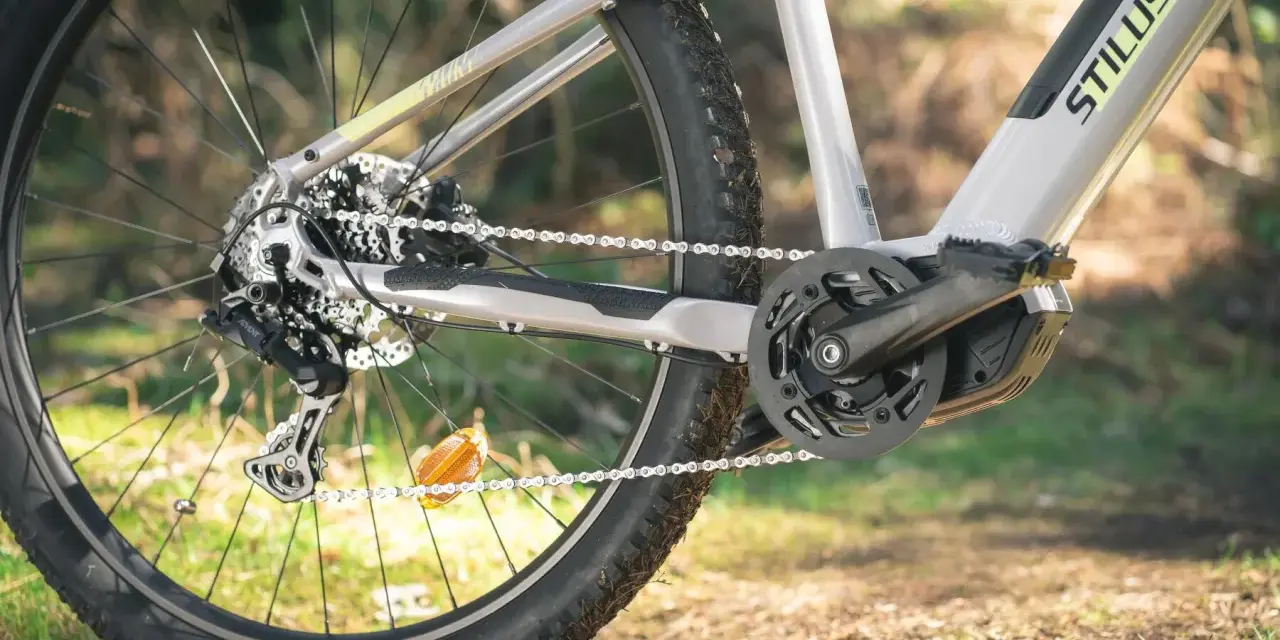Szukasz informacji, jak dobrać hak przerzutki? Zobacz detale napędu roweru elektrycznego STILUS OFFROAD: przerzutka, kaseta, łańcuch i korba.