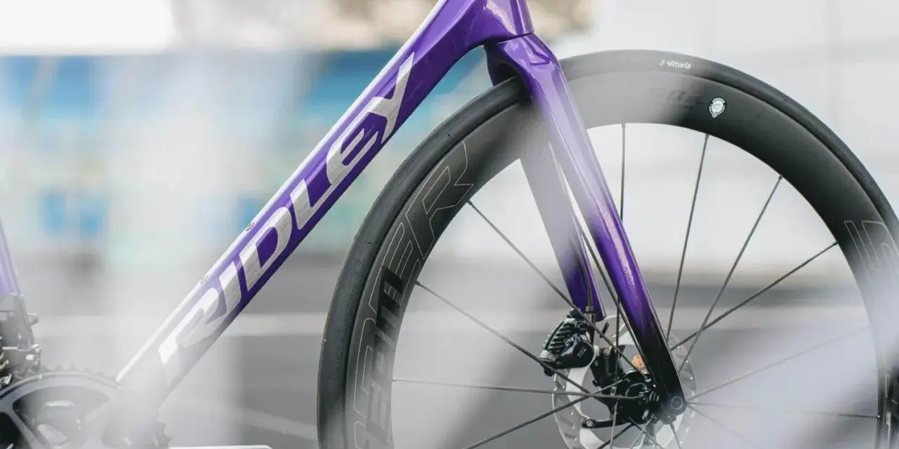 Fioletowy rower Ridley z napędem Ultegra i oponami Vittoria Corsa. Idealne połączenie dla miłośników **najlepszych opon szosowych**.