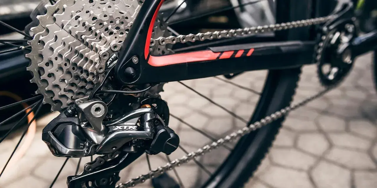Błyszczący wolnobieg i kaseta Shimano XTR na rowerze górskim. Precyzyjna mechanika napędu gotowa na wyzwania.