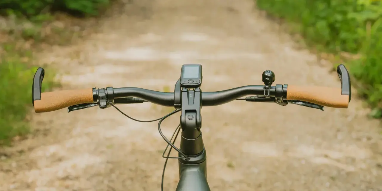 Ulepszenia w rowerze: nowe, wygodne chwyty, licznik i dzwonek. Idealny tuning roweru na leśne ścieżki.