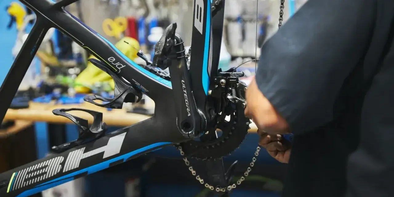 Mechanik reguluje ustawienie przedniej przerzutki w rowerze szosowym BH.