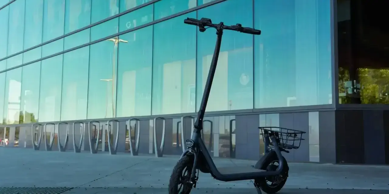 Czarny hulajnoga elektryczna z koszykiem, gotowa na długie trasy. Wyobraź sobie, że ten rower elektryczny zasięg 300 km pozwoli Ci odkryć całe miasto bez ładowania!