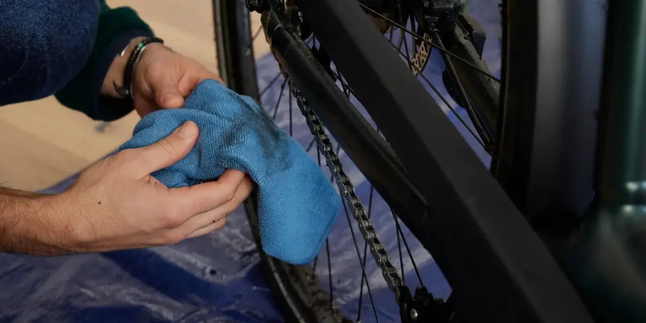 Czyszczenie łańcucha roweru. Wymiary suportu rowerowego są kluczowe dla dopasowania.
