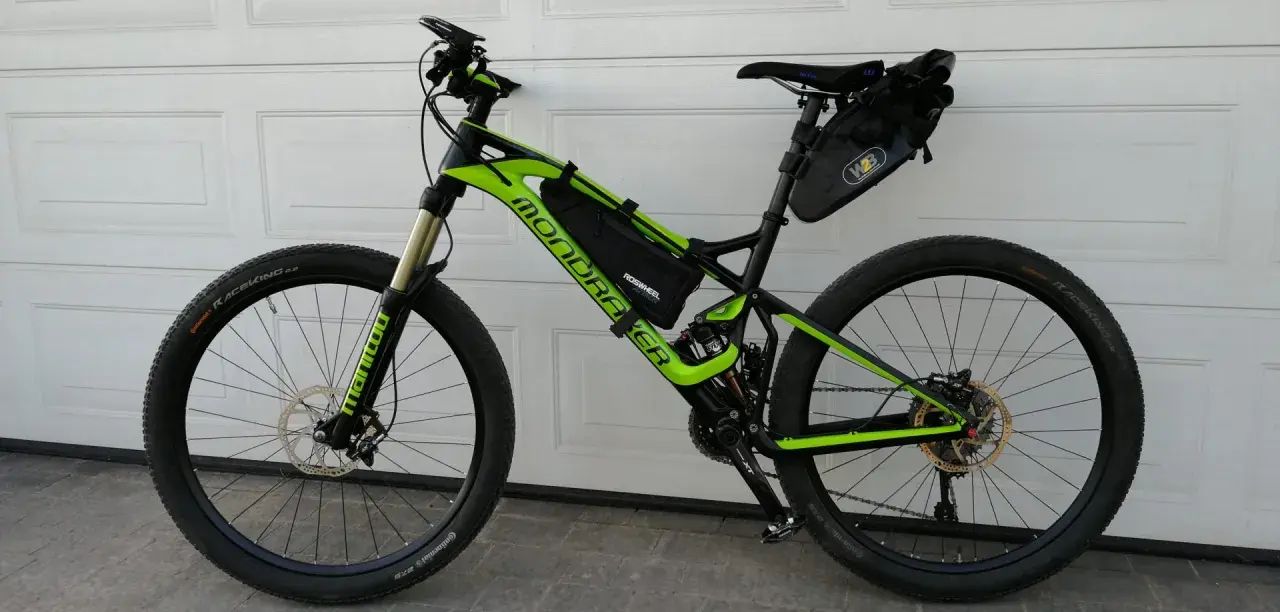 Zielony rower Mondraker z sakwami, gotowy na trasę Wisła 1200.