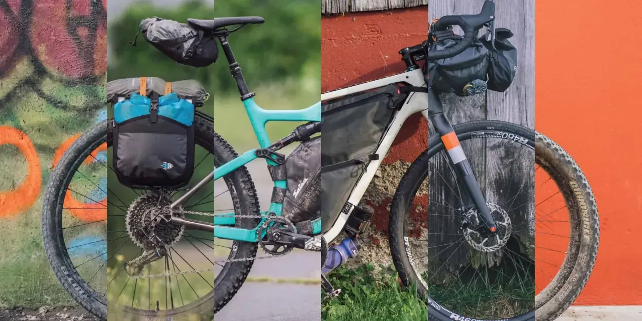 Dwa rowery górskie gotowe do bikepackingu, jeden z sakwami z tyłu, drugi z torbą na ramie.