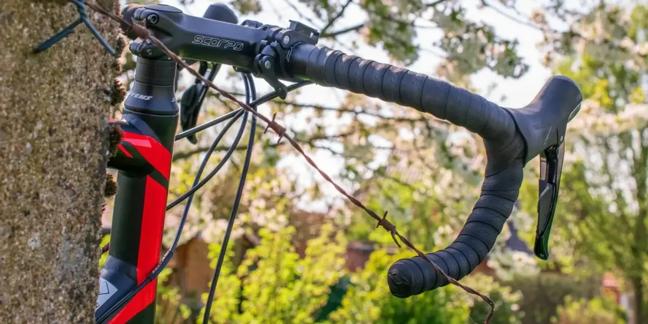 Część kierownicy roweru szosowego z owijką i manetkami, gotowa do bike fittingu.
