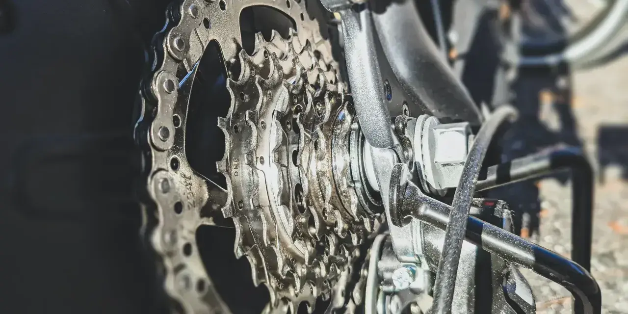 Zbliżenie na kasetę rowerową. Dowiedz się, jak rozpiąć łańcuch rowerowy, by samodzielnie dokonać naprawy.