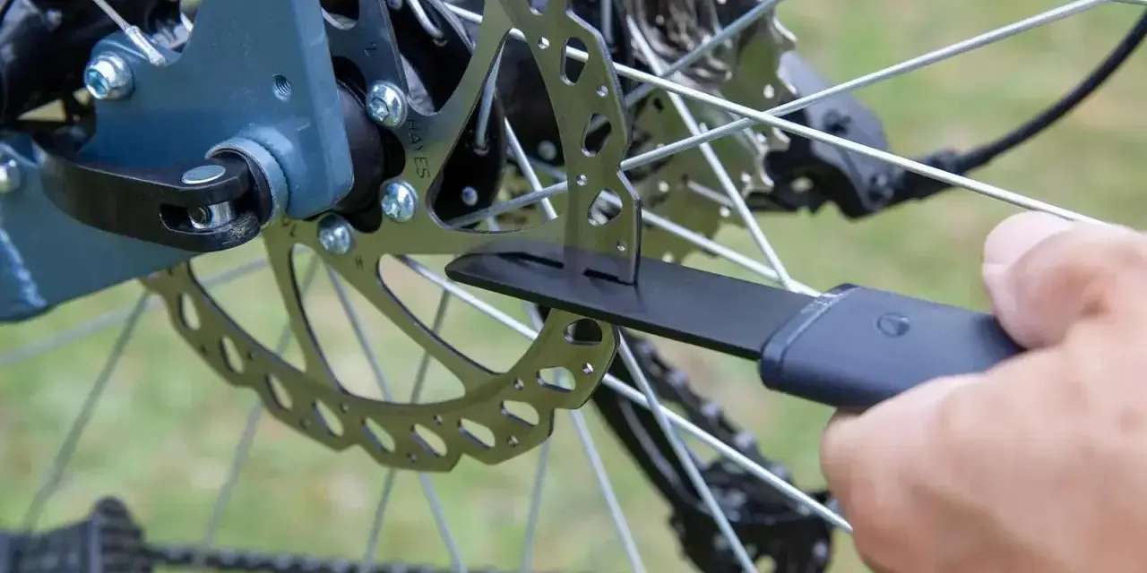 Dysk hamulcowy roweru, część mechanizmu hamulcowego. Różne rodzaje hamulców rowerowych zapewniają bezpieczeństwo.