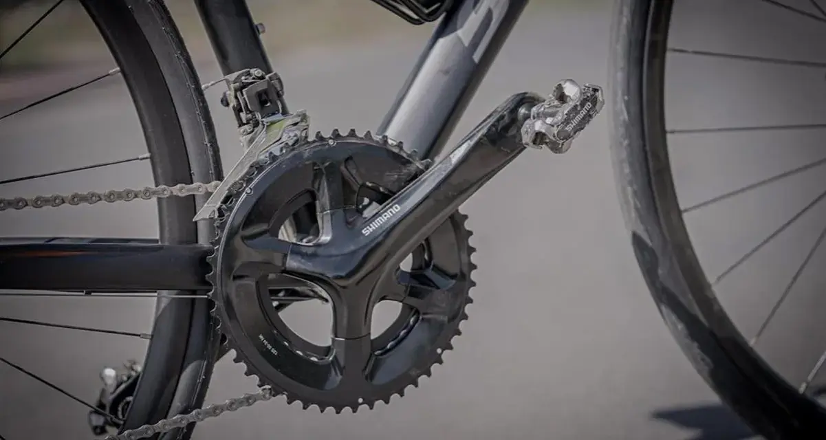 Mechanizm korbowy roweru z widoczną numeracją przerzutek Shimano.