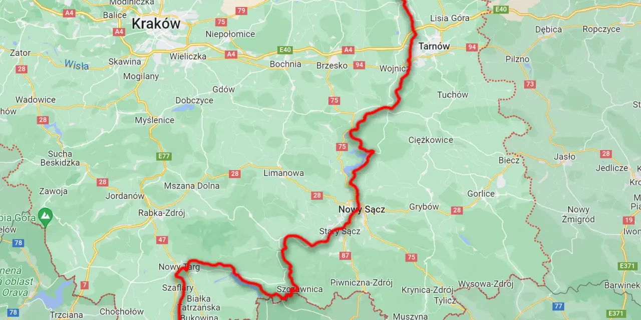Mapa z zaznaczoną trasą rowerową wiodącą przez malownicze tereny, w tym okolice Nowego Sącza.