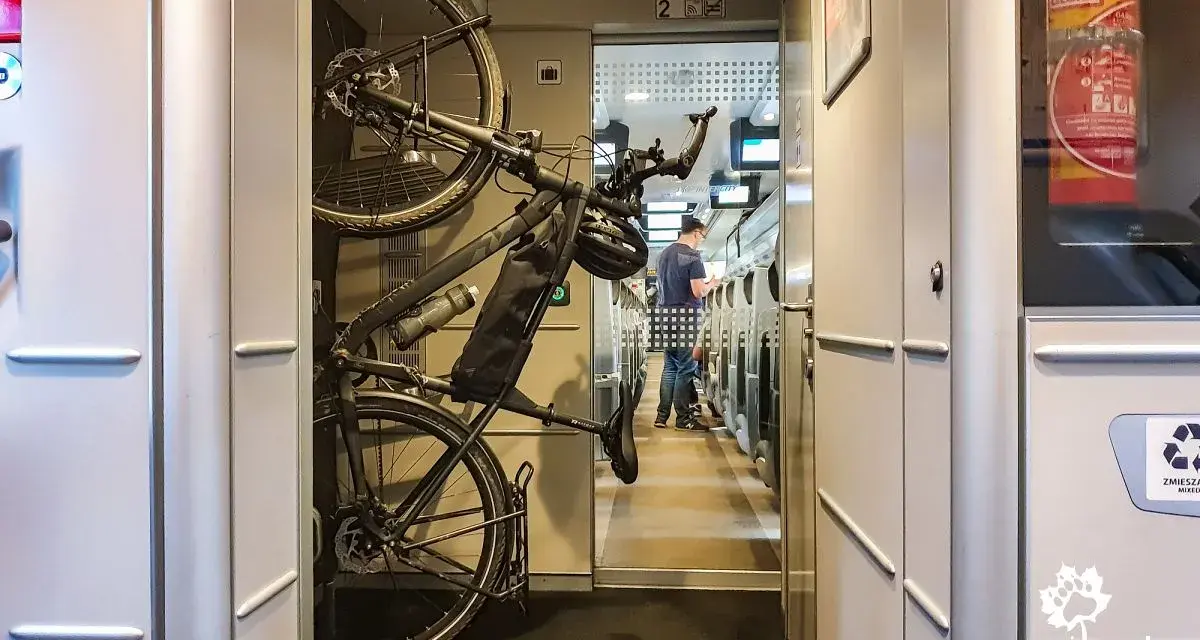 Rower w specjalnym uchwycie w pociągu Pendolino. Podróż z Katowic do Gdańska z rowerem jest możliwa.