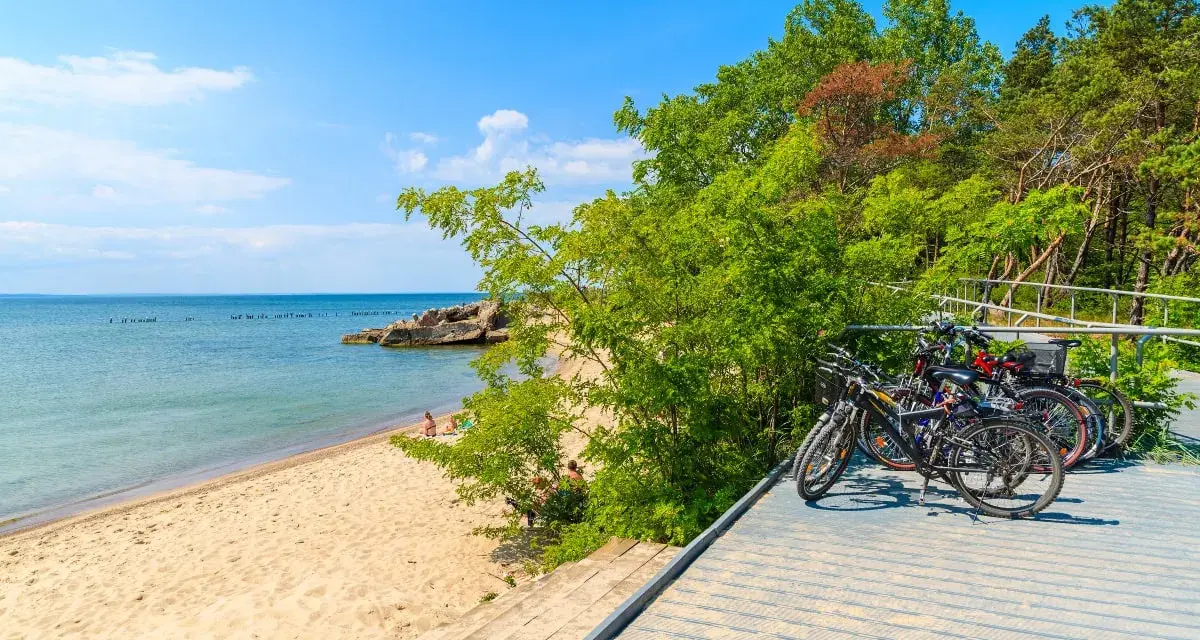 Rowerowe wyprawy po kujawsko-pomorskim wybrzeżu. Plaże, lasy i czyste powietrze czekają na odkrycie.
