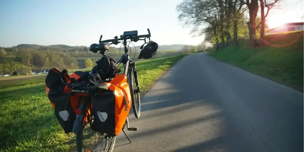 Rower z sakwami gotowy na długie trasy. Idealny wybór, by odkrywać świat.
