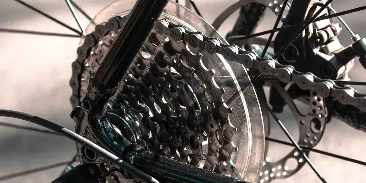 Zbliżenie na kasetę zębatek i łańcuch roweru z przerzutkami Shimano. Dowiedz się, jak naciągnąć łańcuch w rowerze z przerzutkami Shimano.