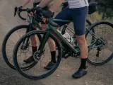 Dwie osoby w strojach kolarskich, gotowe do jazdy na rowerach gravelowych. Wygodna pozycja na gravelu, idealna na terenowe wyprawy.
